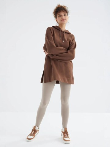 Tommy Life Sweatshirt in Brown