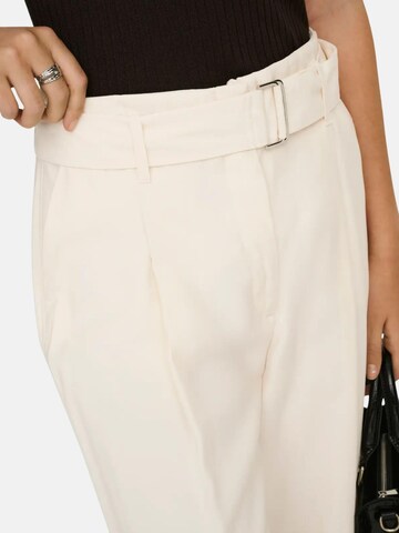 ONLY Wide leg Broek 'ONLY ONLTILA LIFE HW BELT WIDE PANGT TLR PANTALONE' in Wit