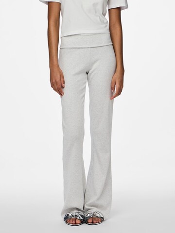 évasé Pantalon 'PCGEORGINA' PIECES en gris