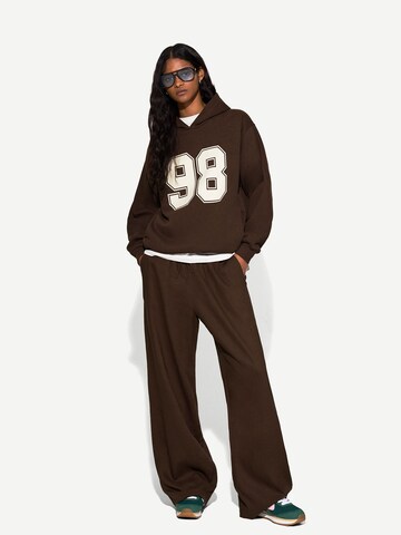 Bershka Wide leg Trousers in Brown: front