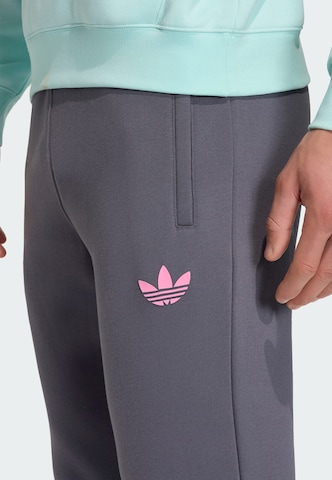 ADIDAS ORIGINALS - Tapered Pantalón 'Messi' en gris