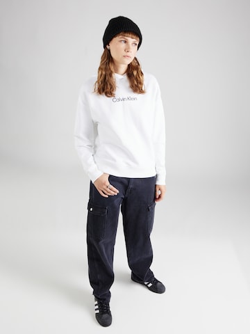 Sweat-shirt 'HERO' Calvin Klein en blanc