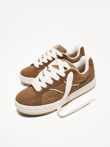 Baskets basses Bershka en marron