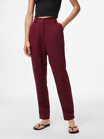 Regular Pantalon à pince 'PCKamil' PIECES en rouge : devant