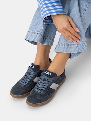 Baskets basses RYŁKO en bleu : devant