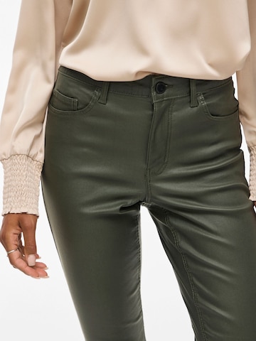 Coupe slim Pantalon 'VISarah' VILA en vert