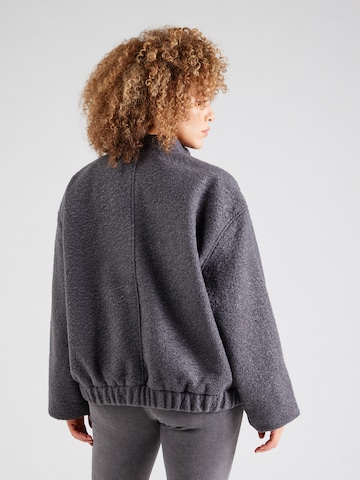 Giacca di mezza stagione 'PCJENNY' di PIECES Curve in grigio