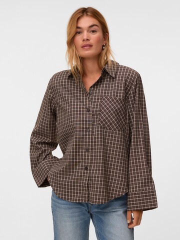 Camicia da donna 'VMKARA' di VERO MODA in marrone: frontale