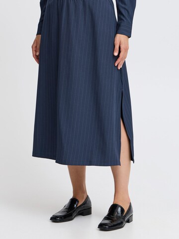 Gonna 'BYMMMIDDE' di b.young in blu
