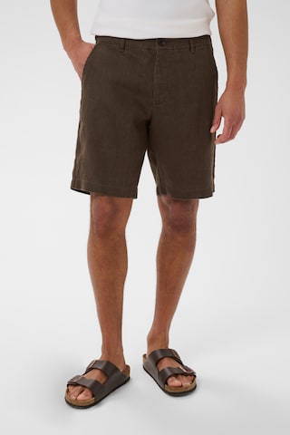 Regular Pantalon chino 'Harlow' Matinique en marron : devant