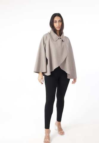 Mantellina di Elara in marrone: frontale
