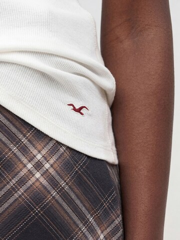 Top de la HOLLISTER pe alb