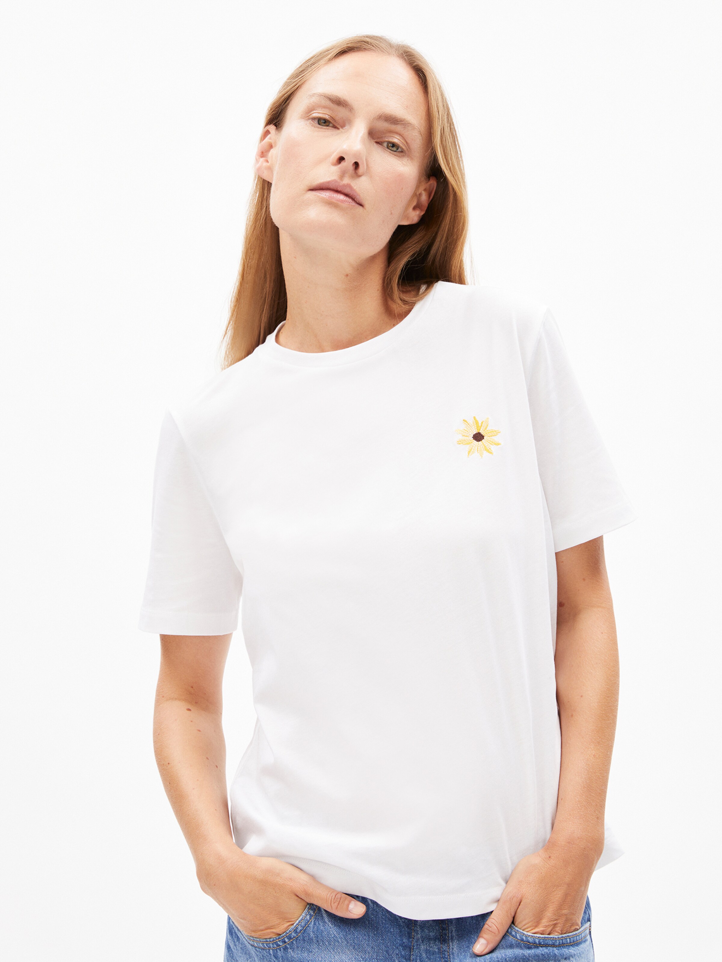 T-shirt ARMEDANGELS en blanc : devant