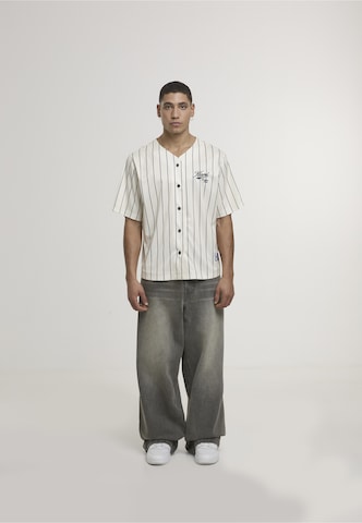 Fit confort Chemise 'Varsity' Karl Kani en blanc