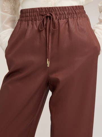 Regular Pantalon MOTIVI en marron
