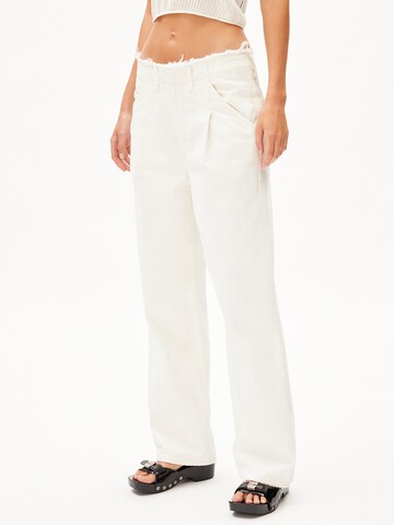 ARMEDANGELS Loosefit Bandplooi jeans 'HAAYI' in Wit: voorkant