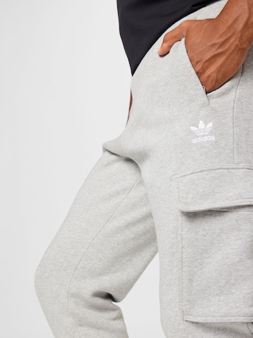 ADIDAS ORIGINALS Zwężany krój Bojówki 'Adicolor Essentials Trefoil ' w kolorze szary