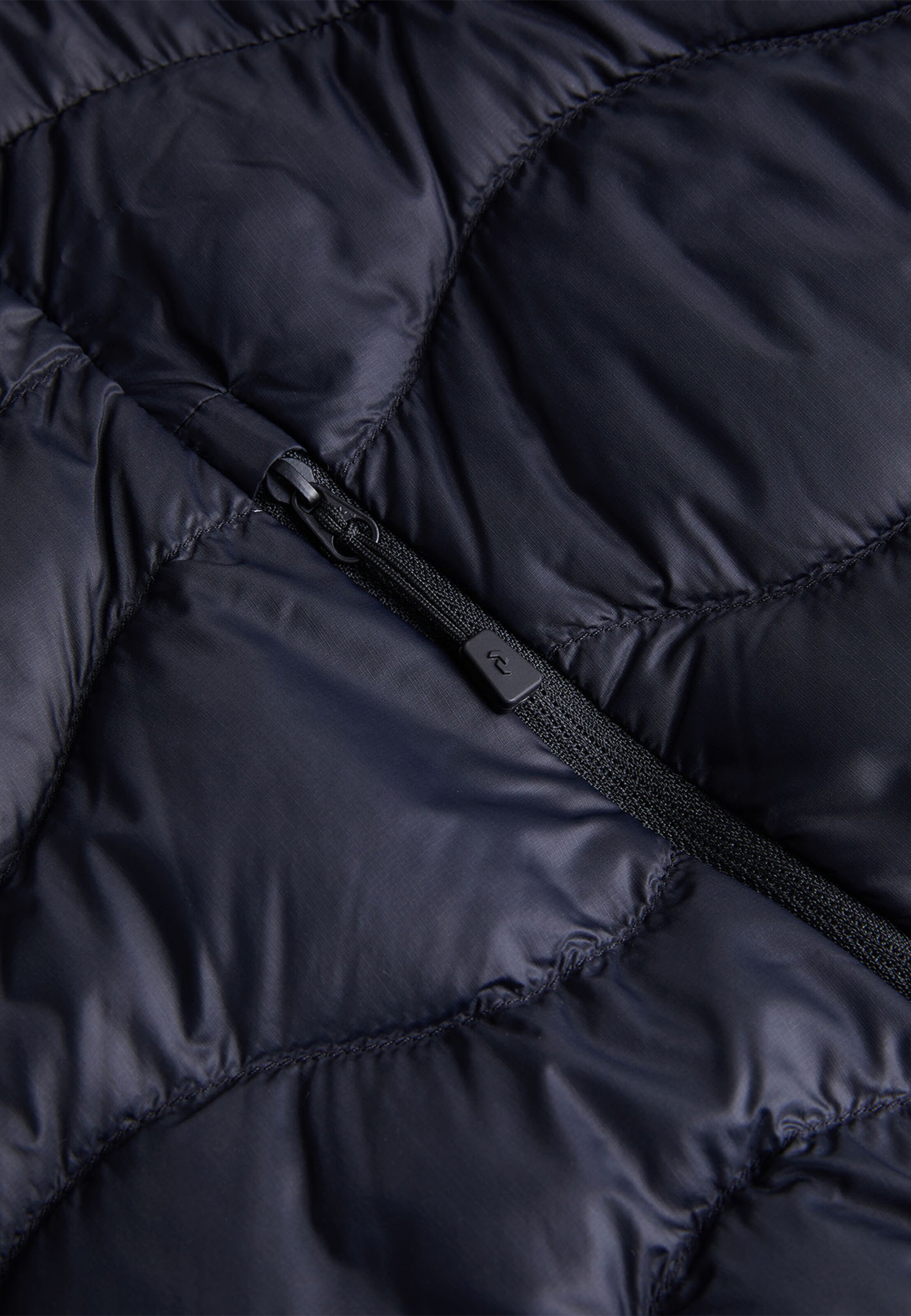 PEAK PERFORMANCE Daunenweste M Helium Down Vest in Schwarz