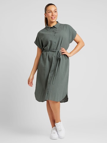 Robe-chemise 'Tizana' ONLY Carmakoma en vert