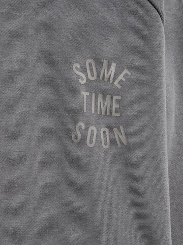 SOMETIME SOON Sweatshirt in Grau