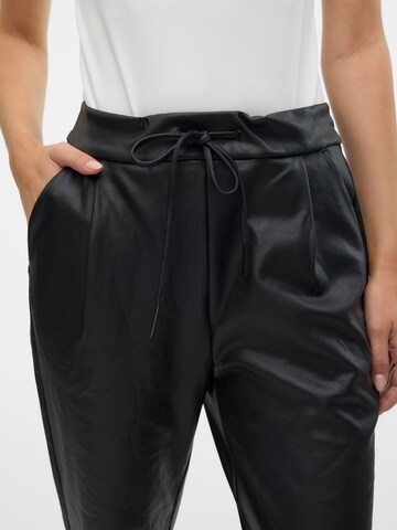 Loosefit Pantaloni con pieghe 'VMEva' di VERO MODA in nero