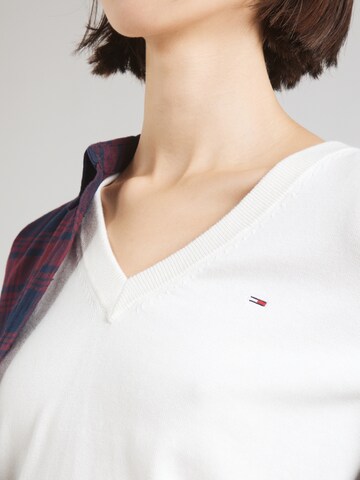 Tommy Jeans Sweter 'ESSENTIAL' w kolorze biały
