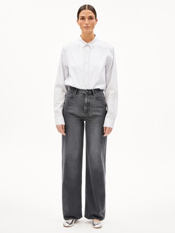 ARMEDANGELS Wide leg Jeans 'ENIJAA' in Grijs: voorkant