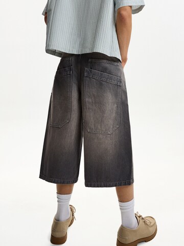 Bershka Loose fit Jeans in Grey: front