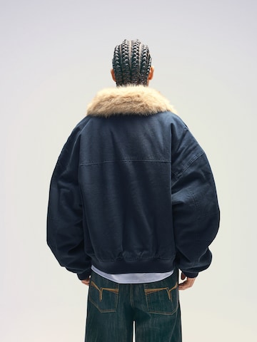 Bershka Přechodná bunda – modrá