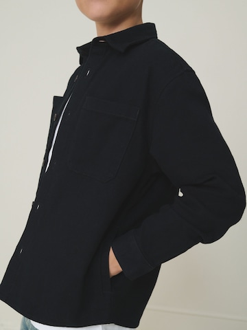 Next Преходно яке в черно