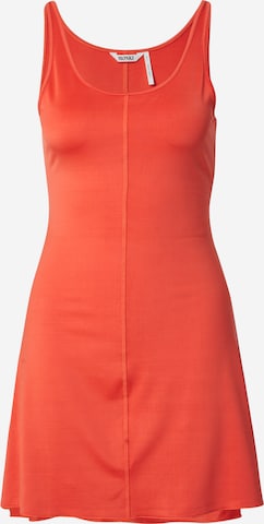 Rochie de la Monki pe roșu: față