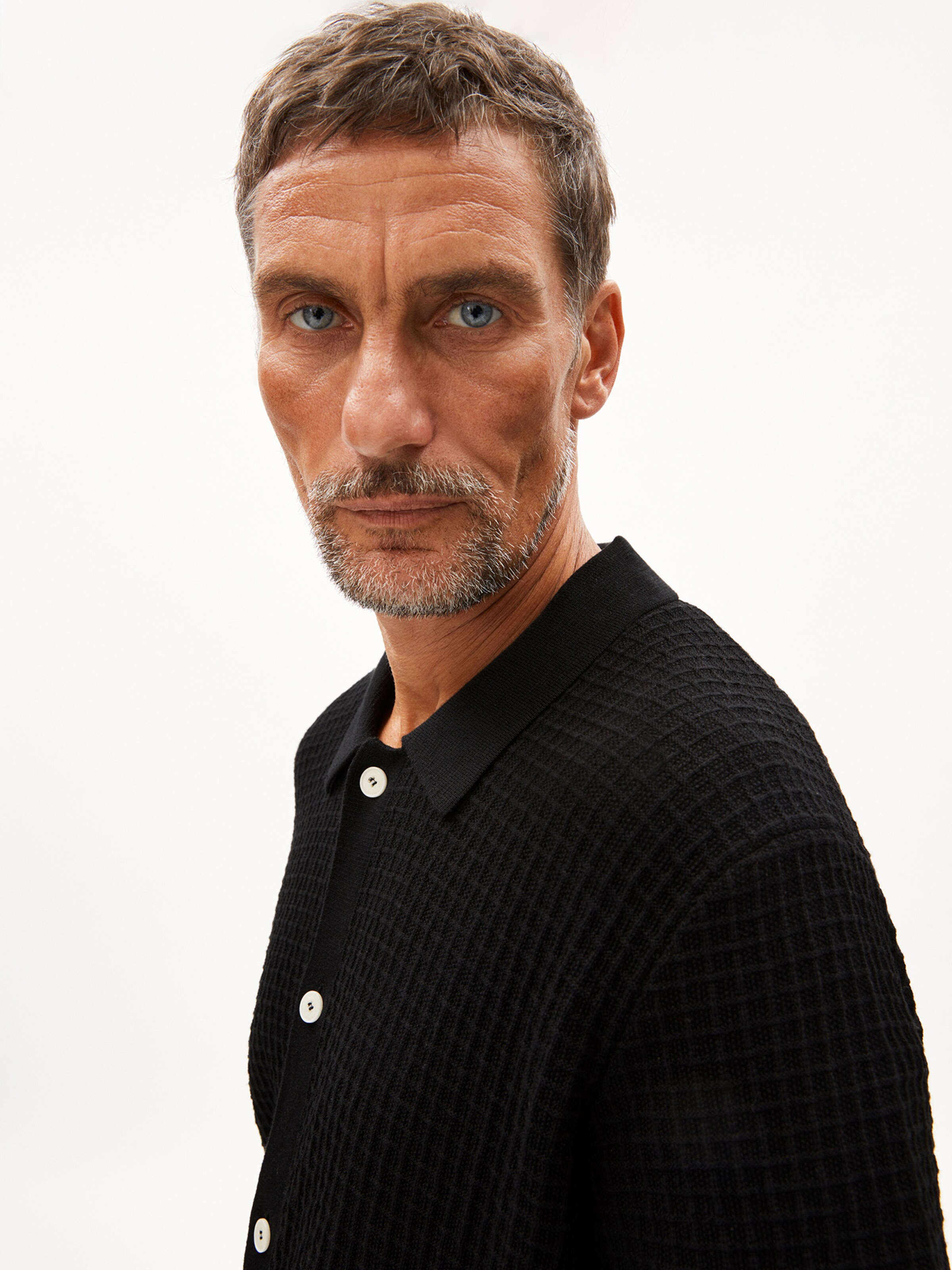 ARMEDANGELS Regular fit Gebreid vest in Zwart: voorkant