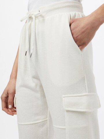 Effilé Pantalon cargo 'BIRMINGHAM' JDY en blanc