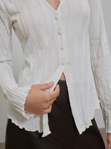 florence by mills exclusive for ABOUT YOU Μπλούζα 'Winter Birchwood' σε λευκό