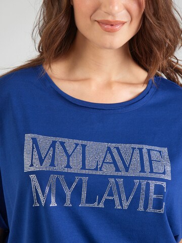 MYLAVIE by Sarah Harrison Футболка в Синий