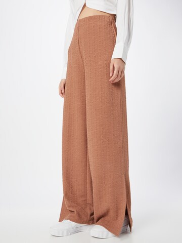 ABOUT YOU Wide leg Broek 'Ruth' in Bruin: voorkant