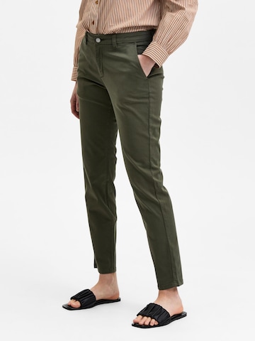 Coupe slim Pantalon chino 'Miley' SELECTED FEMME en vert : devant