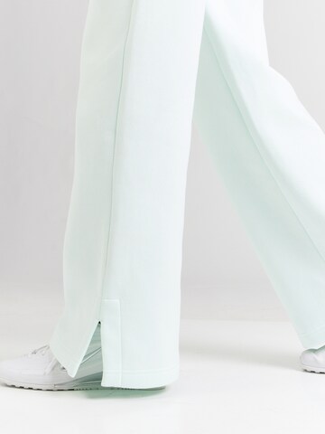 Wide leg Pantaloni 'PHNX FLC' de la Nike Sportswear pe verde