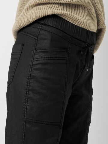 TONI Tapered Hose in Schwarz