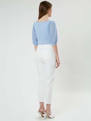 Tapered Jeans con pieghe di Influencer in bianco