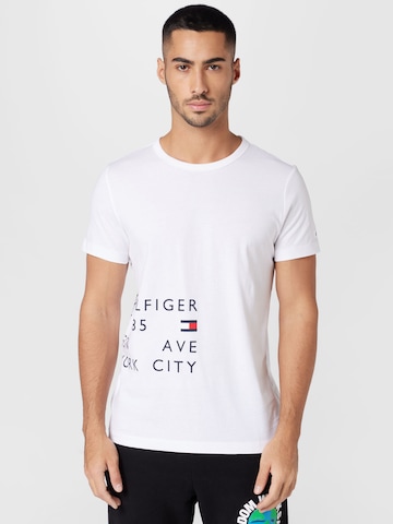 TOMMY HILFIGER T-shirt 'OFF PLACEMENT' i vit: framsida