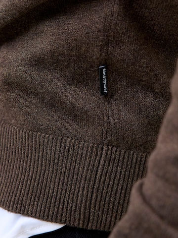 JACK & JONES Trui 'JJEEMIL' in Bruin