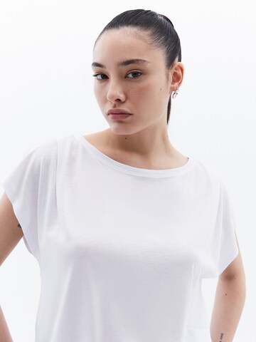 OXXO Shirt in White