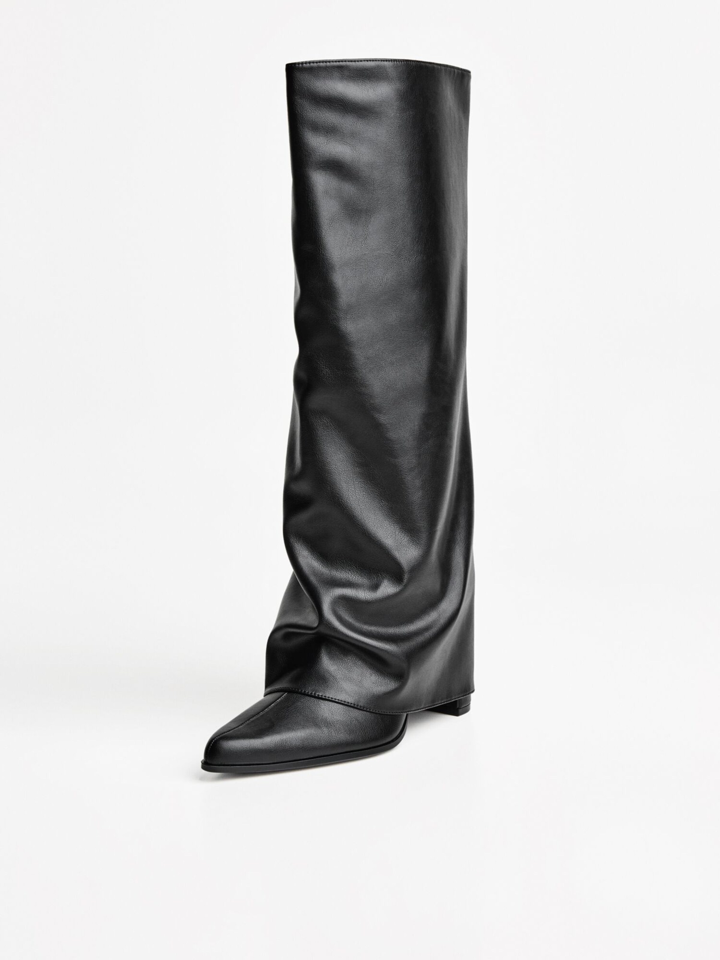 Cizme de la Bershka pe negru