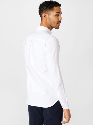 Les Deux جينز ضيق الخصر والسيقان قميص 'Christoph' بلون أبيض