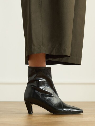 MANFIELD Stiefelette in Schwarz