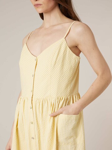 Robe 'Vanda' Deeluxe en jaune