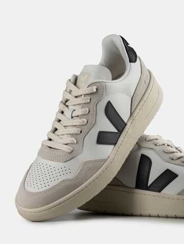 Veja Sneakers 'V-90 O.T.' in White