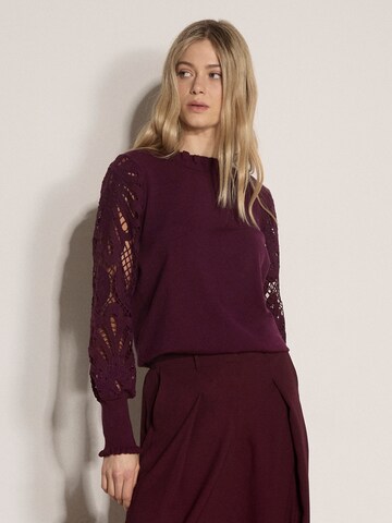 Apricot Trui in Rood: voorkant