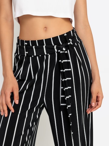 Wide leg Pantaloni cutați de la LASCANA pe negru